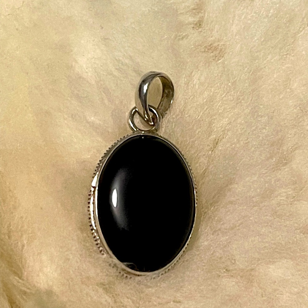 925 Sterling Silver oval shaped pendant